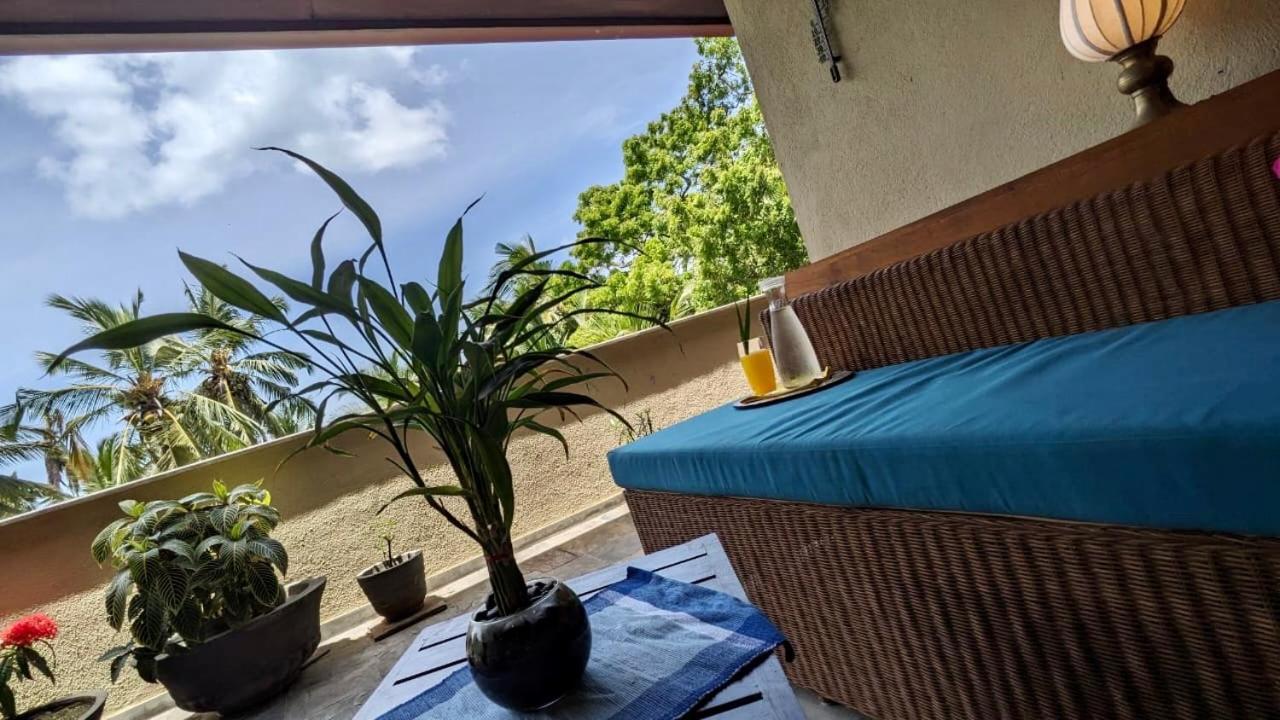 Khomba * Tangalle